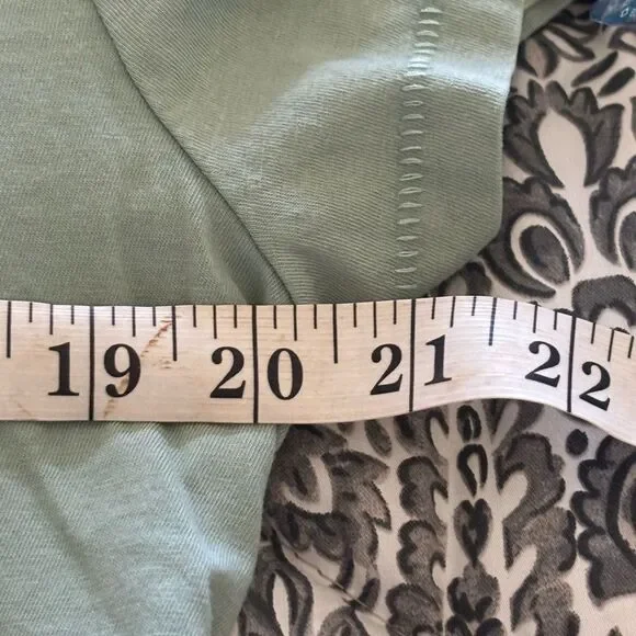 ❤️Universal Thread V-Neck Tee - Picture 4 of 5